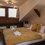 Villa Hilltop Wellness Villa-big Garden, Sauna, Hot Tube