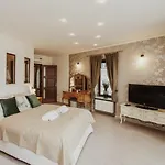 Hilltop Wellness Villa-big Garden, Sauna, Hot Tube Villa