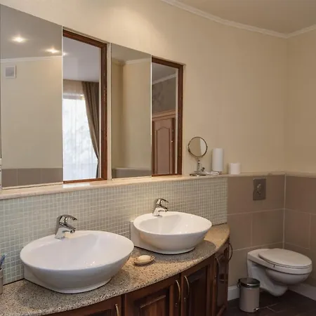 Hilltop Wellness Villa-big Garden, Sauna, Hot Tube Willa Pécs