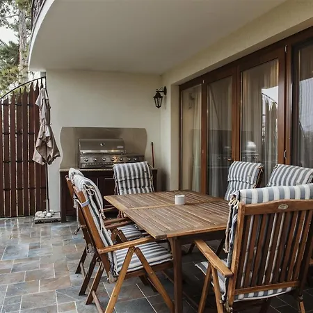 Hilltop Wellness Villa-big Garden, Sauna, Hot Tube Willa Pécs