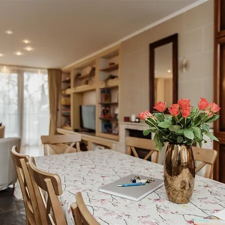 Hilltop Wellness Villa-big Garden, Sauna, Hot Tube 佩奇